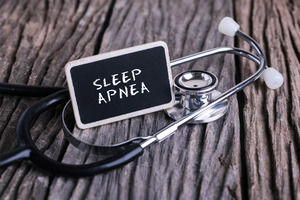 Blackboard reading “sleep apnea” next to stethoscope